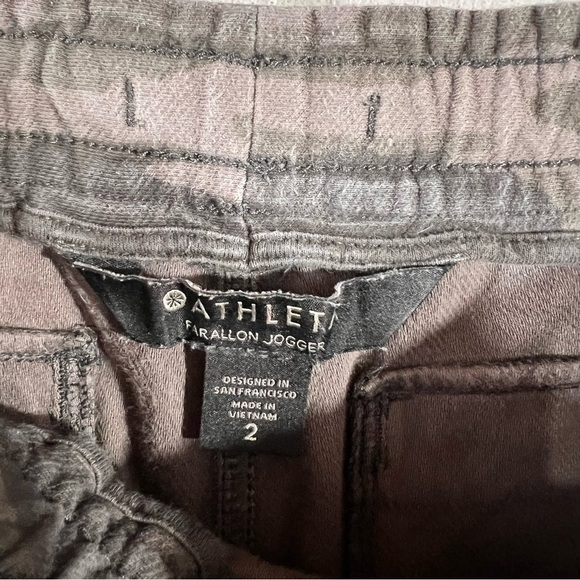 Athleta Farallon Jogger Pants in Camo Size 2 - Picture 11 of 12